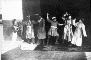"Ажал ордуна". Сцена из спектакля 1938 год