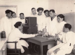 Данияров со студентами в лаборатории