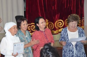 Карабагышова Гүлайым Жумабаевна получает грамоту гостей конкурса - Конгресса Женщин