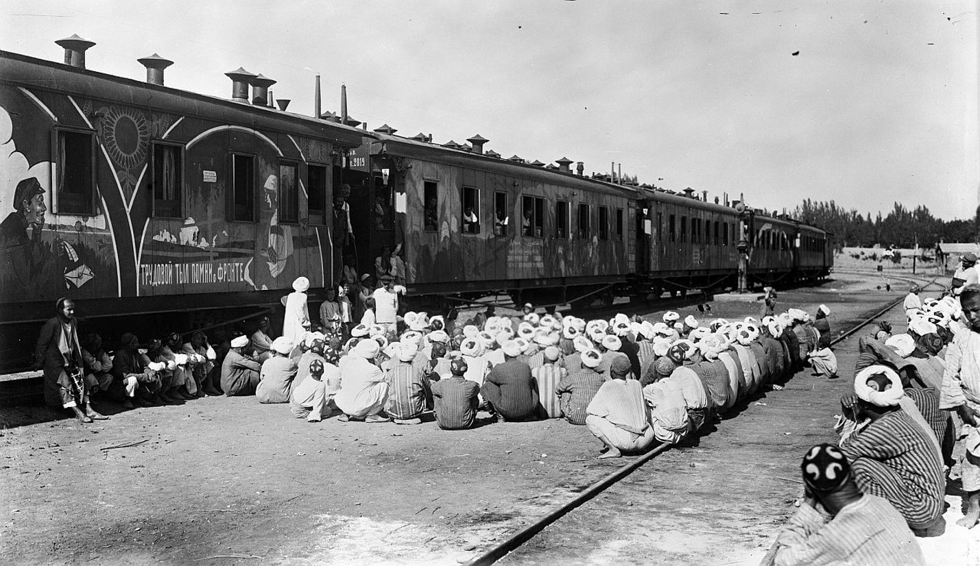 1920 год какого. Агитпоезд имени Ленина. 1919. Туркестан 1917. Железные дороги Туркестан 1917. Поезд 1917 Сибирь.