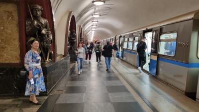 "Площадь революции" метро станциясы